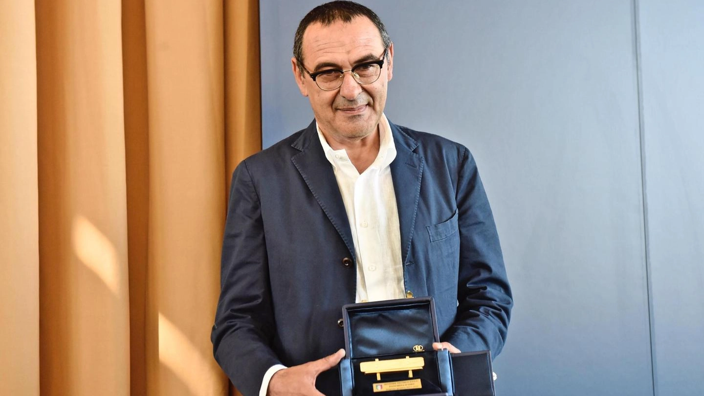 Maurizio Sarri con la panchina d'oro (Ansa)