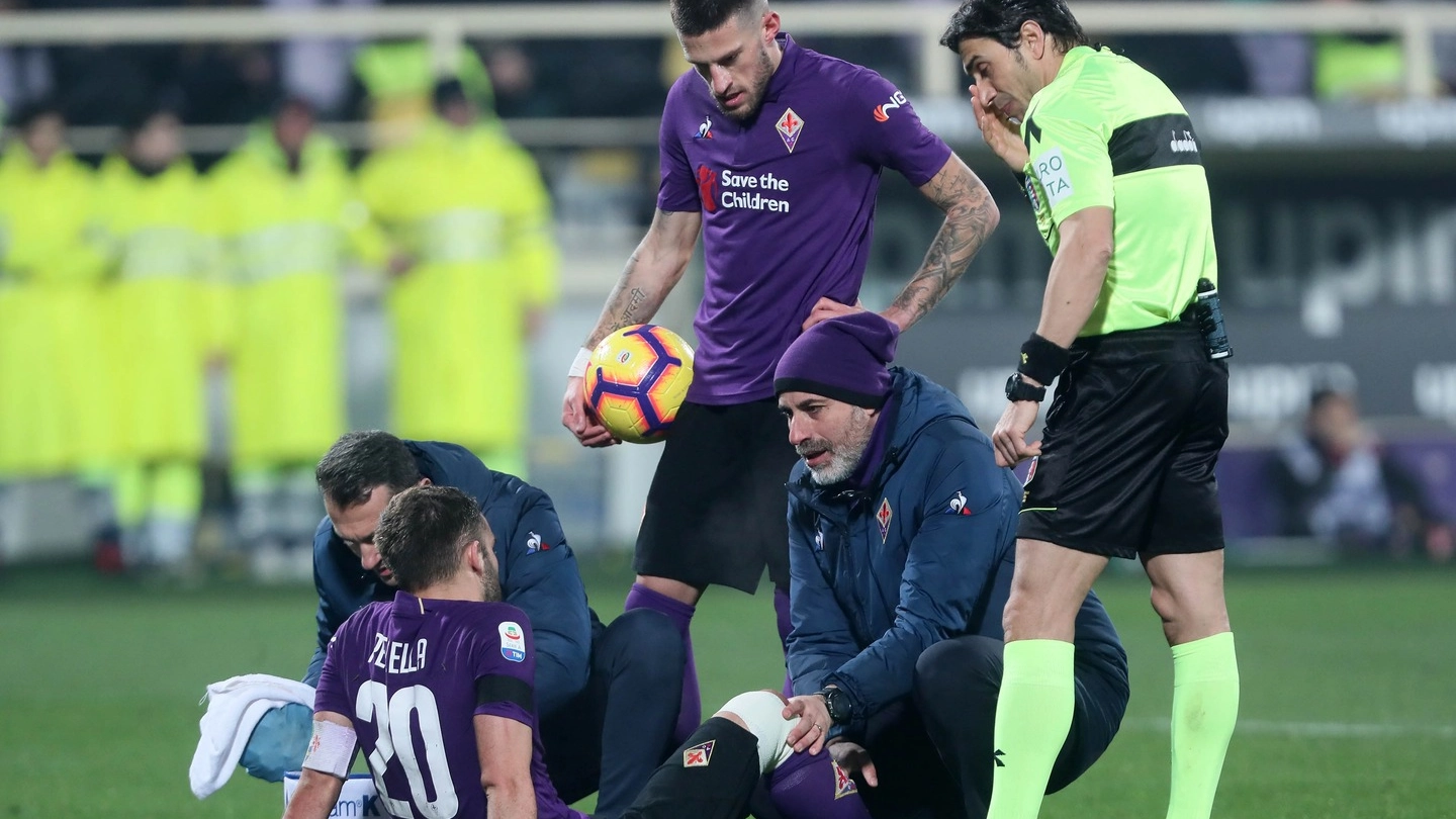 Pezzella viene soccorso durante Fiorentina-Napoli (foto Germogli)