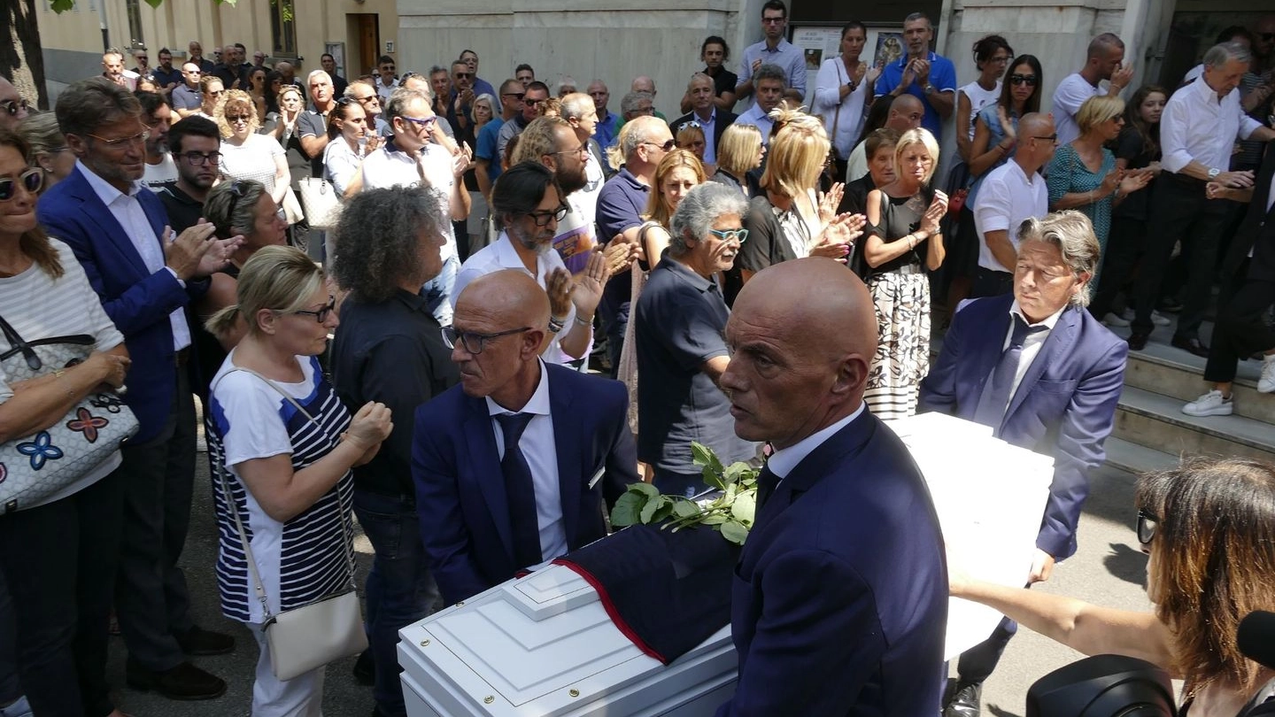 Il funerale di Linda a Prato (foto Attalmi)
