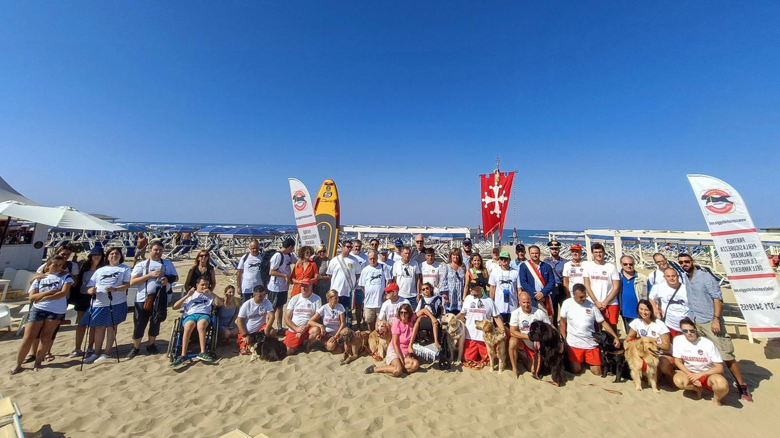 Mare senza barriere coi bagnini a 4 zampe Mare senza barriere coi bagnini a 4 zampe
