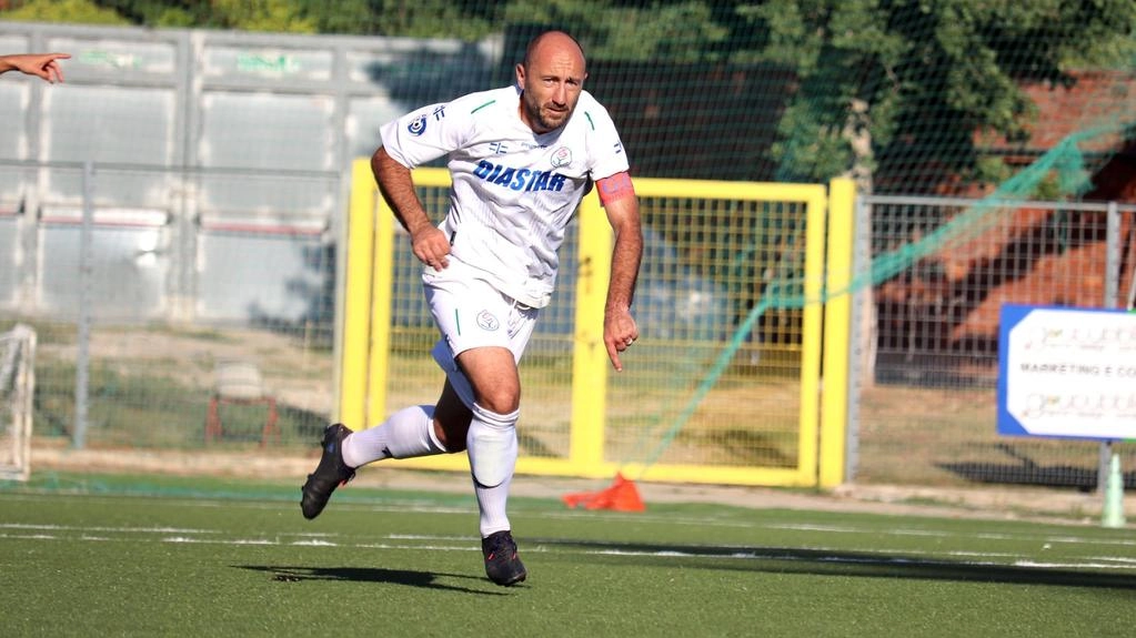 Il Seravezza Pozzi, a -1 dalla capolista Pianese, affronta oggi alle 14.30 lo "Stefano Lotti" di Poggibonsi con la formazione dei "titolarissimi". La squadra è al gran completo e pronta a lottare per il vertice. Mercato attivo, con richieste per alcuni giovani e possibile partenza di Maccabruni.