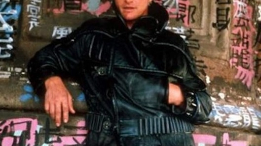 L’attore Rutger Hauer vestito come nello straordinario film ‘Blade Runner’