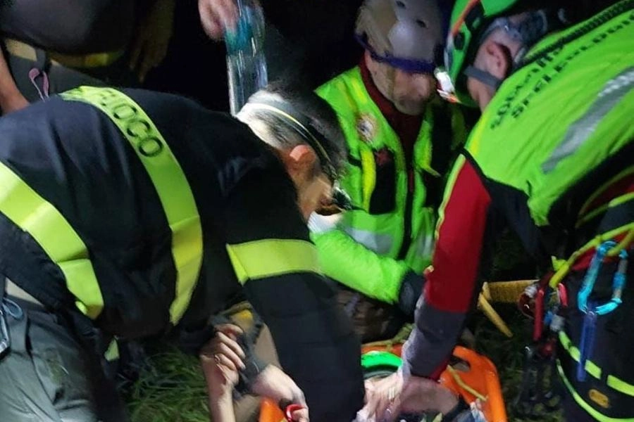 I soccorritori portano in salvo il 66enne