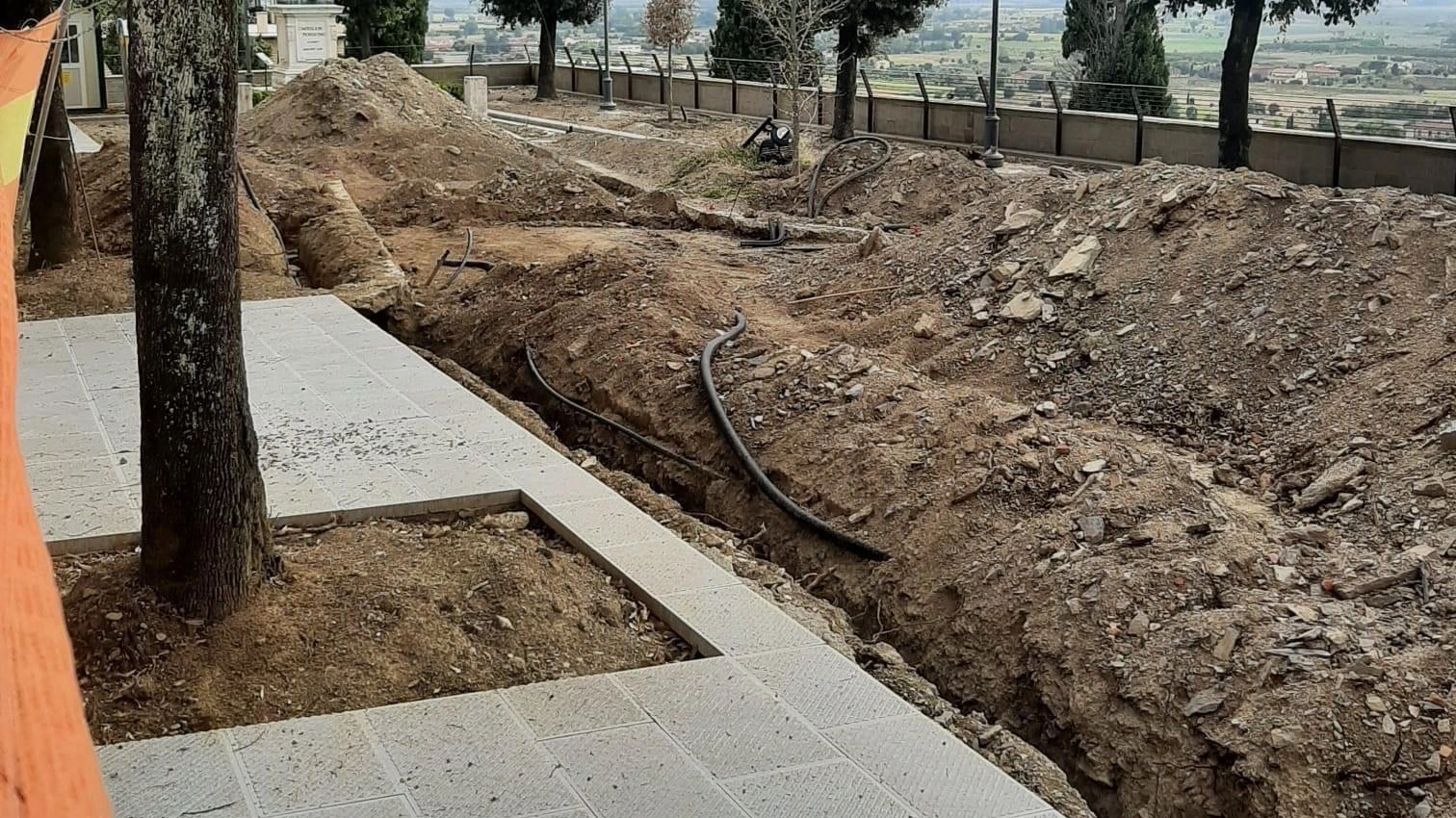 Giardini di piazza Matteotti. Cantiere ancora da finire: "E gli alberi sono già secchi" Giardini di piazza Matteotti. Cantiere ancora da finire: "E gli alberi sono già secchi"