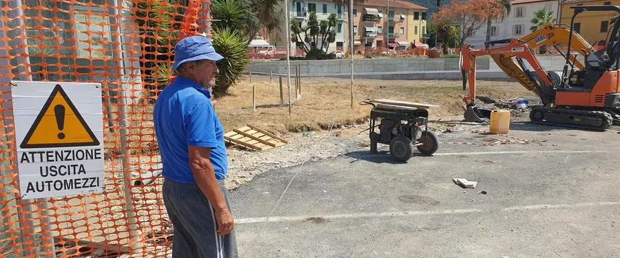 Massa, seicento firme contro la nuova piazza della stazione