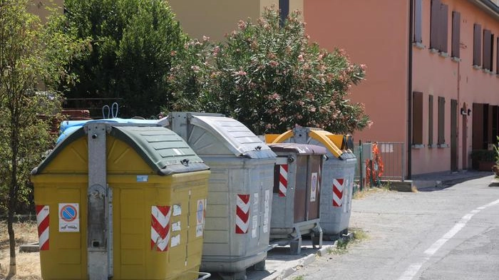 I cassonetti che saranno sostituiti in via San Martino