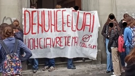 Lo striscione esposto dagli studenti al liceo Michelangiolo di Firenze