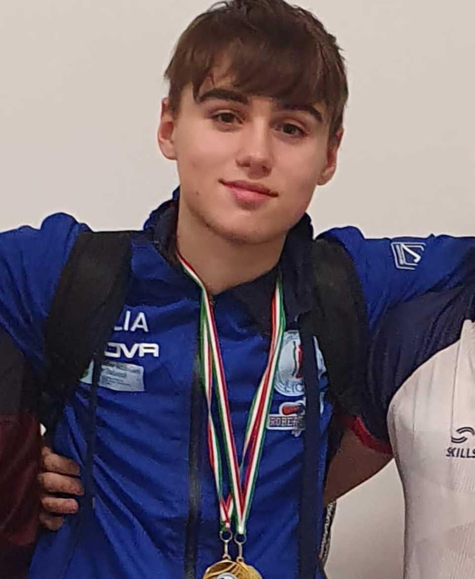 David, piccolo prodigio del biliardino, trionfa contro avversari più