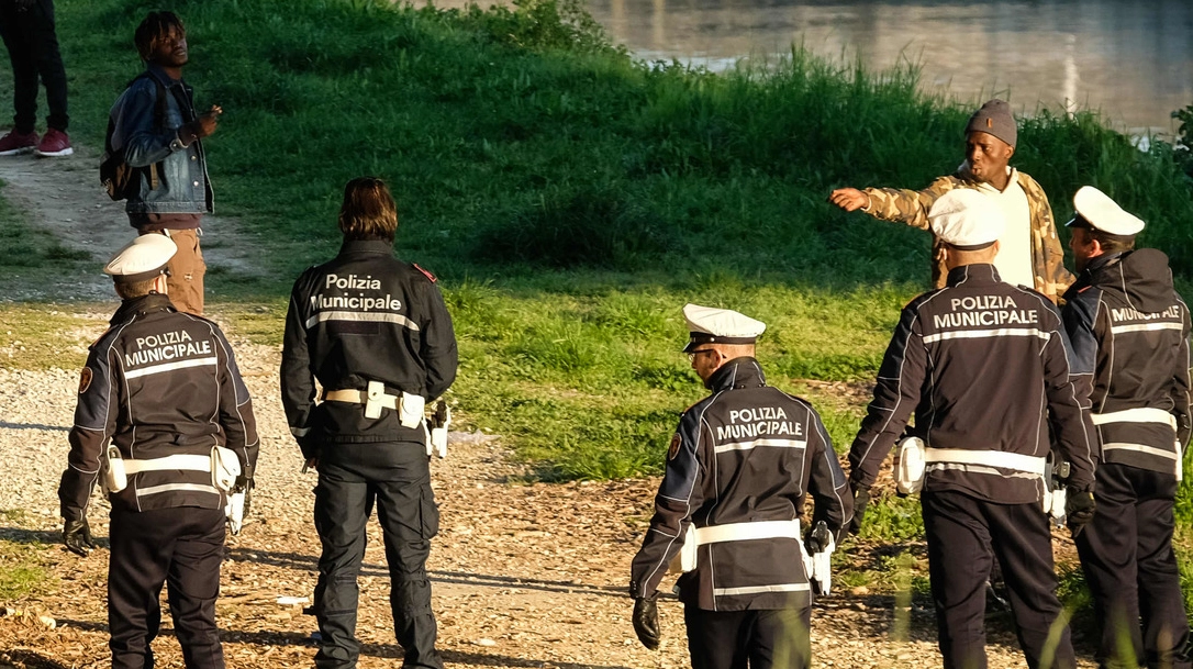 Controlli della polizia municipale al Parco delle Cascine