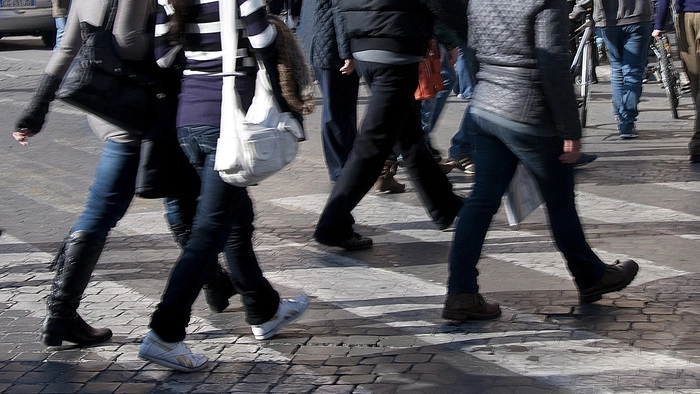 Pedoni attraversano la strada (foto repertorio Ansa)