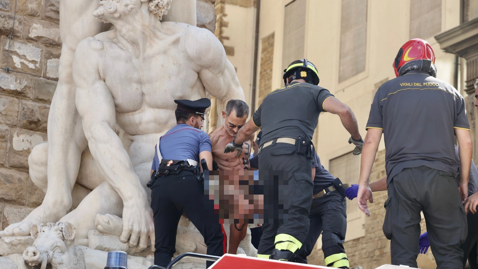L'intervento dei carabinieri sulla statua di Ercole e Caco