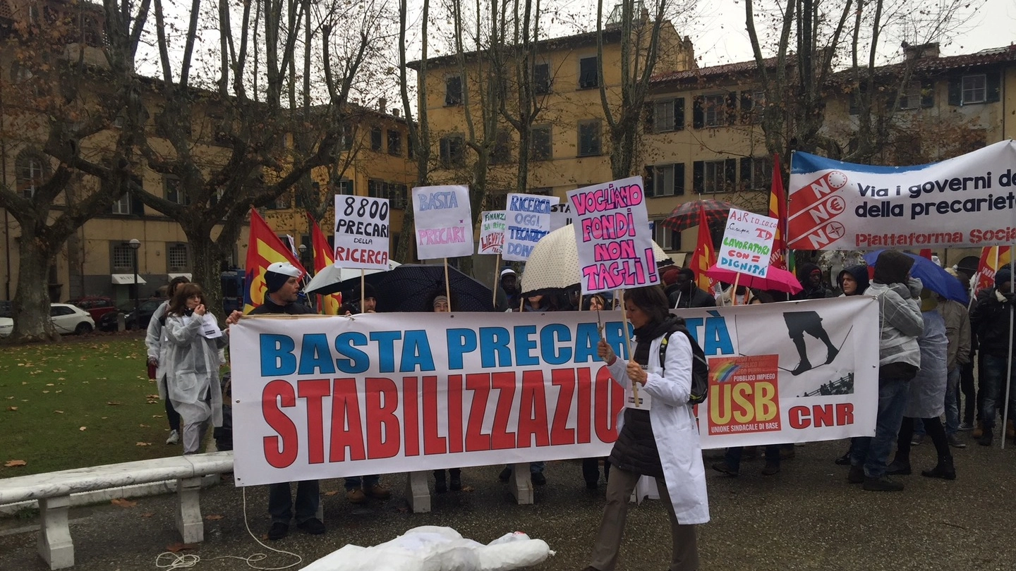 La protesta dei precari a Pisa (foto Dire)