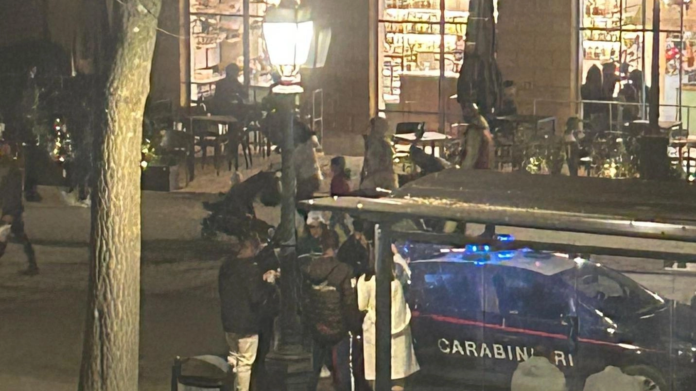 Ferito alla gola con una bottiglia : "Perdeva sangue, il barman è intervenuto" Ferito alla gola con una bottiglia : "Perdeva sangue, il barman è intervenuto"