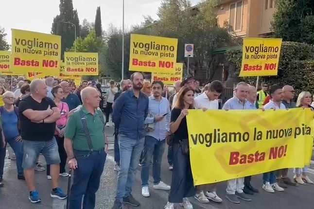 Un momento della manifestazione dei "Sì aeroporto"