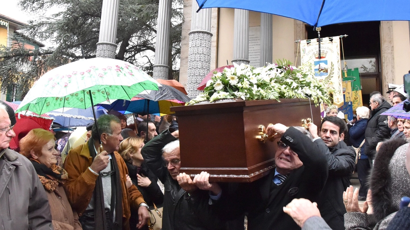 Una folla ha voluto dare l’ultimo saluto all’ex sindaco  di Follonica Eleonora Baldi 