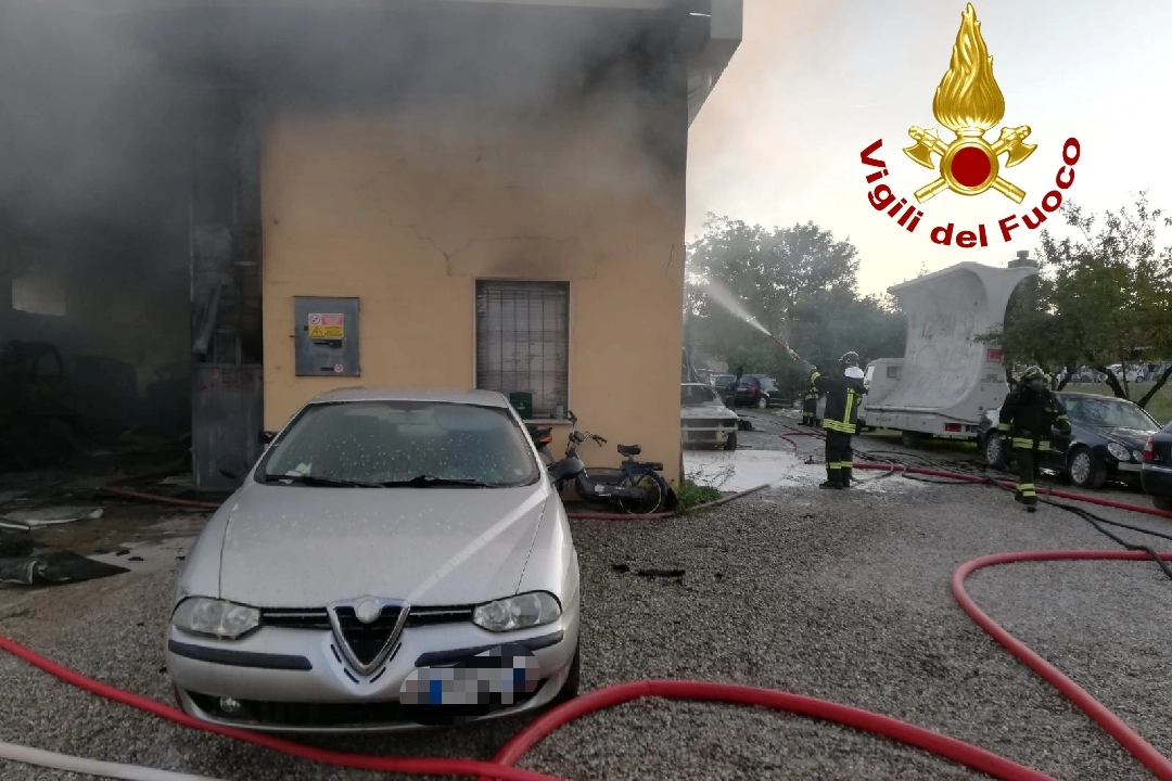 Un momento dello spegnimento dell'incendio