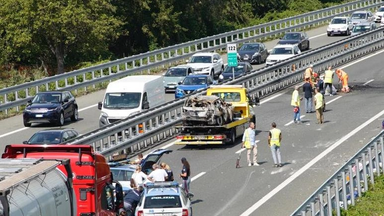 La rimozione della vettura dopo il tragico incidente sull’A12 (Foto Umicini)