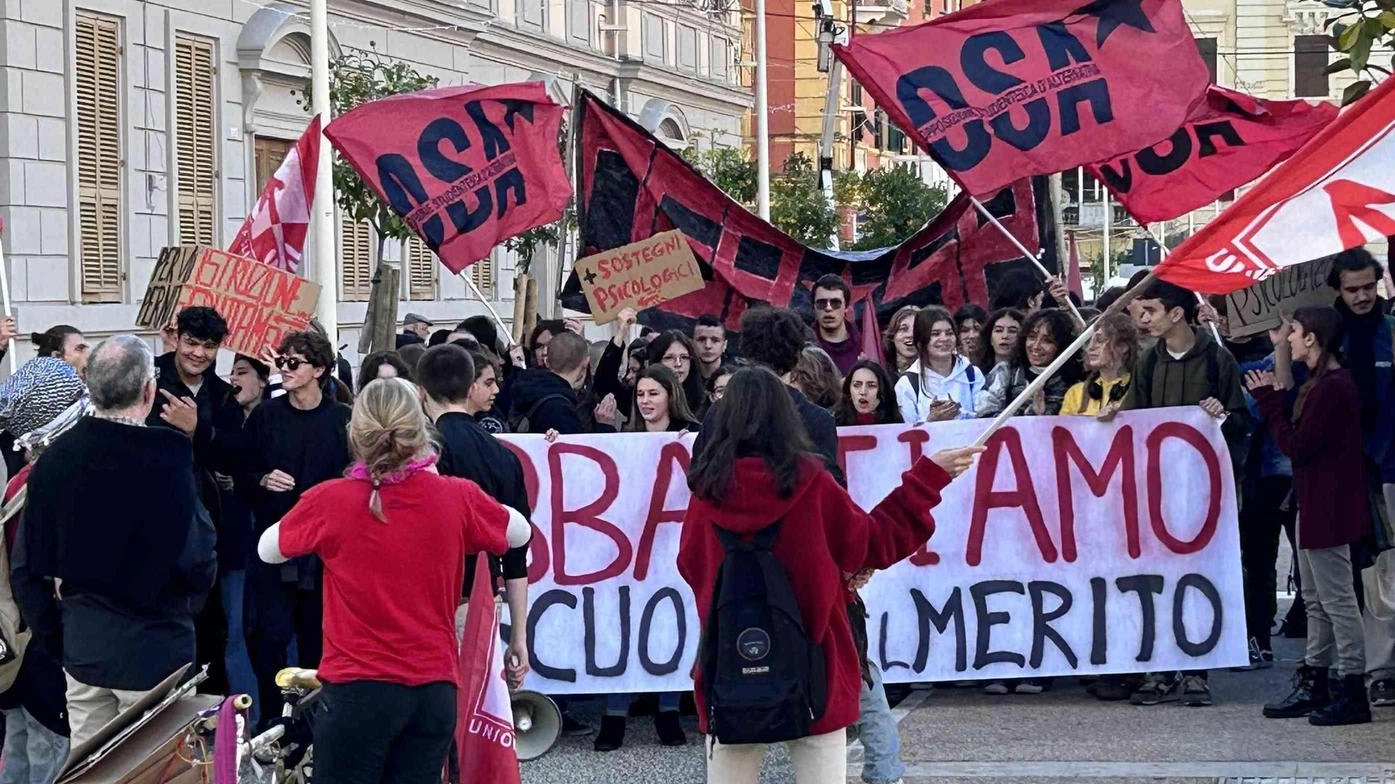 ’Adesso basta’, centinaia in strada per lo sciopero di Cgil e Uil ’Adesso basta’, centinaia in strada per lo sciopero di Cgil e Uil