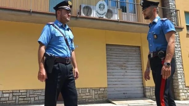 Pusher si barrica in casa. Blitz e manette Pusher si barrica in casa. Blitz e manette