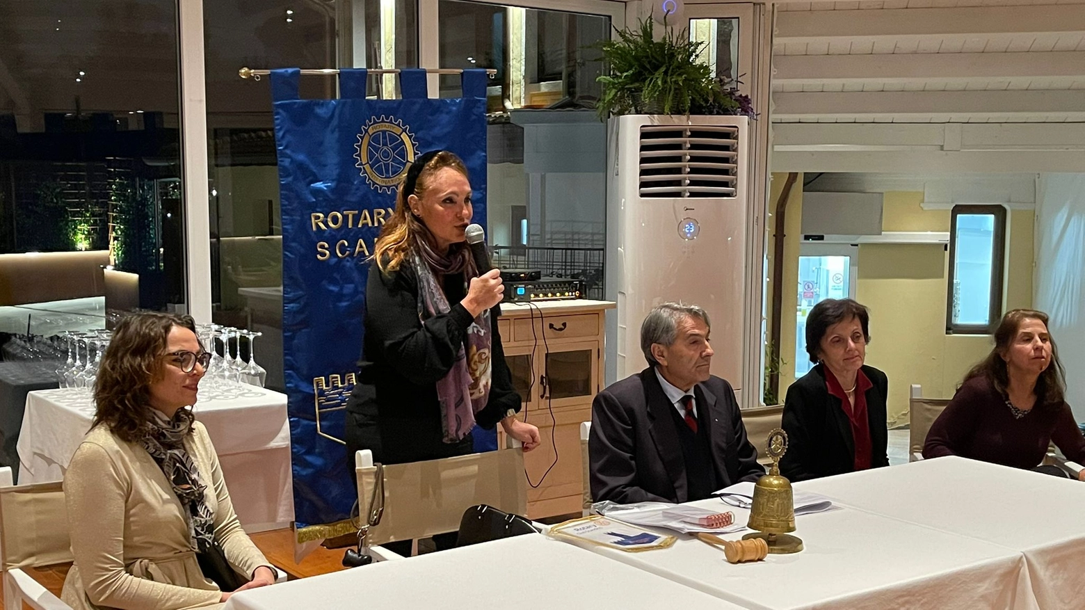 Il momento della consegna delle borse di studio Il momento della consegna delle borse di studio