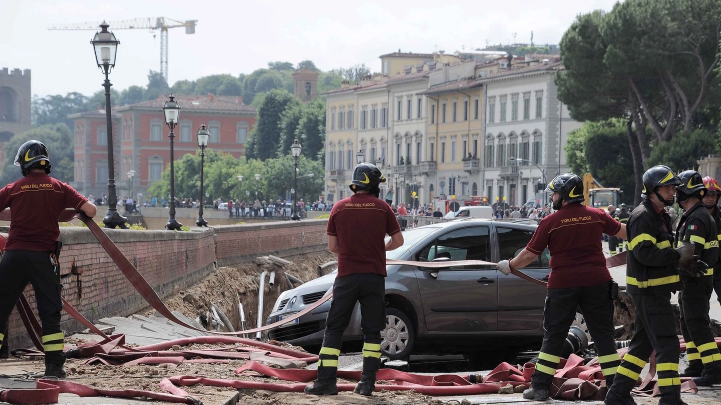 Firenze, vigili del fuoco al lavoro sul lungarno sprofondato (Lapresse)