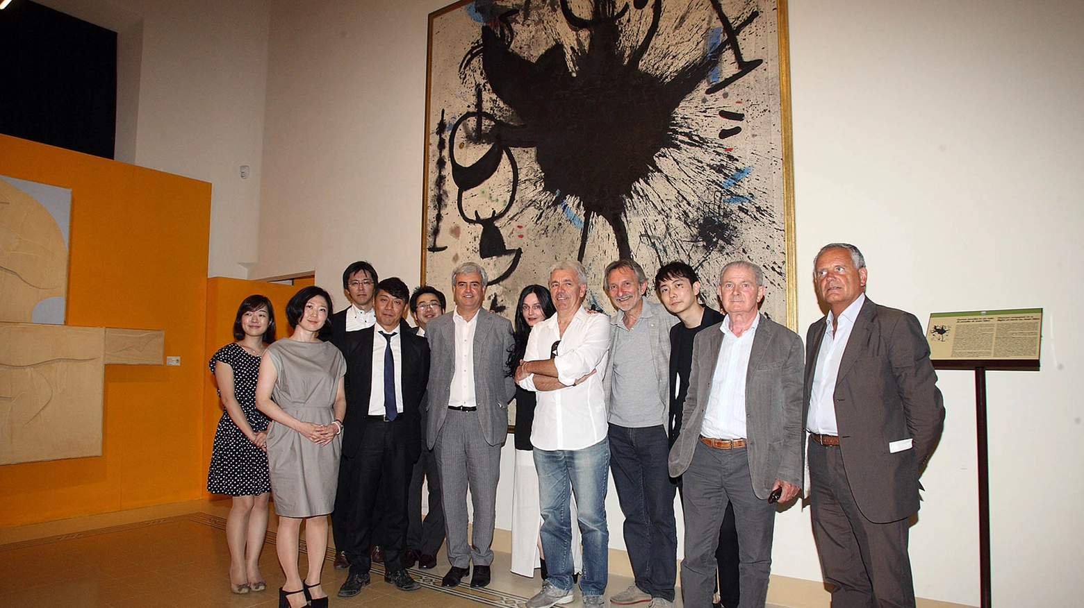 Estetista di Madonna e gruppo di giapponesi in visita al MOCA 