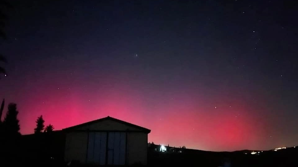 L'aurora boreale nella foto dalla Val d'Orcia (Da Facebook)