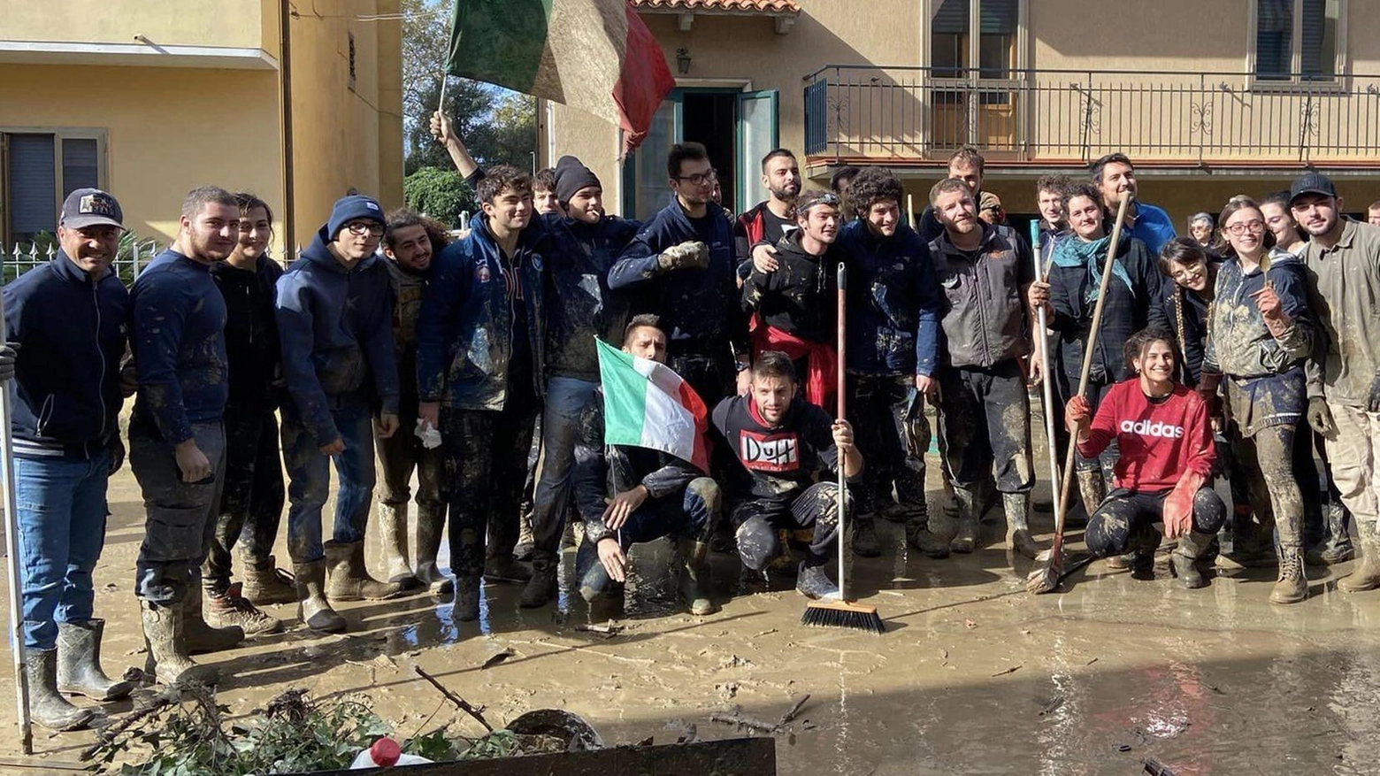 Senza un attimo di sosta. In campo volontari da tutta Italia. E ora parte una raccolta fondi Senza un attimo di sosta. In campo volontari da tutta Italia. E ora parte una raccolta fondi