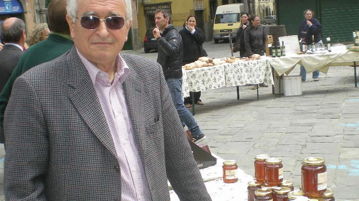  Luciano Bertocchi, apicultore, è tra i fondatori  della Dop lunigianese 