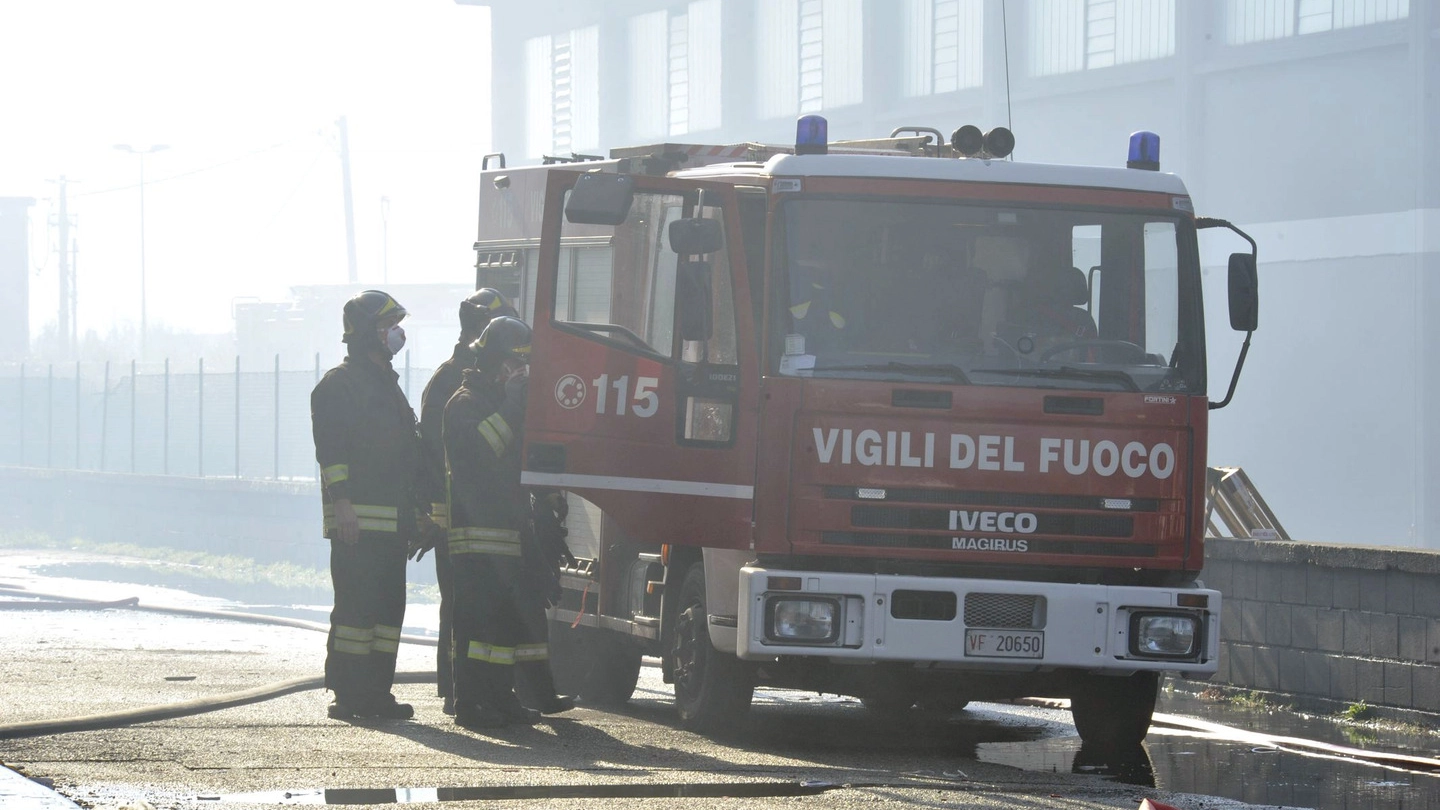 I vigili del fuoco durante la bonifica a Porcari (Foto Alcide)