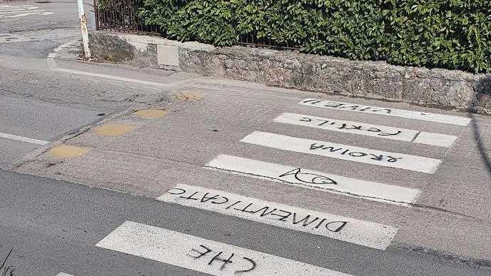 Il raid Vandali imbrattano tutta Piancastagnaio Il raid Vandali imbrattano tutta Piancastagnaio