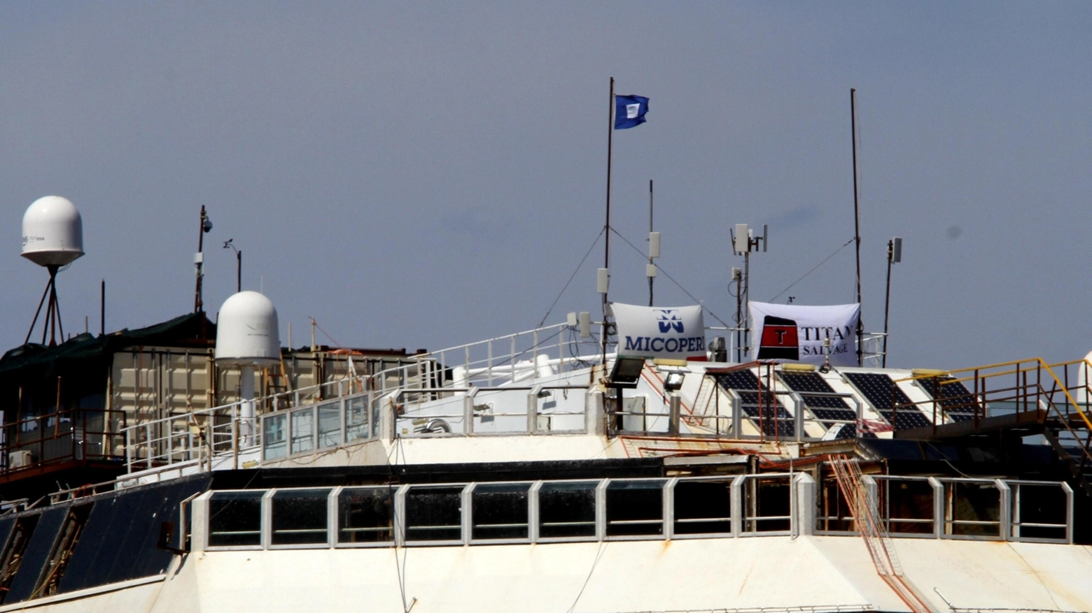 Issata la bandiera blu sulla Concordia (Ansa)