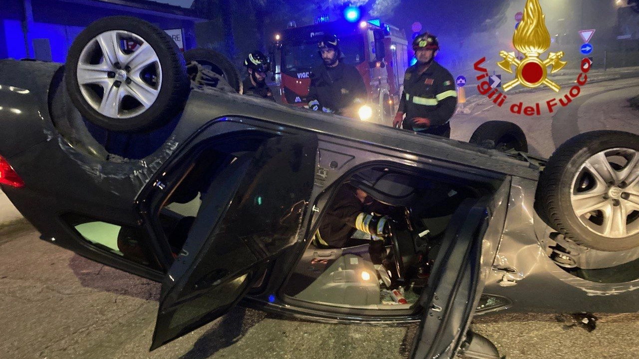 L'auto ribaltata a Perugia (Foto Vigili del Fuoco) L'auto ribaltata a Perugia (Foto Vigili del Fuoco)