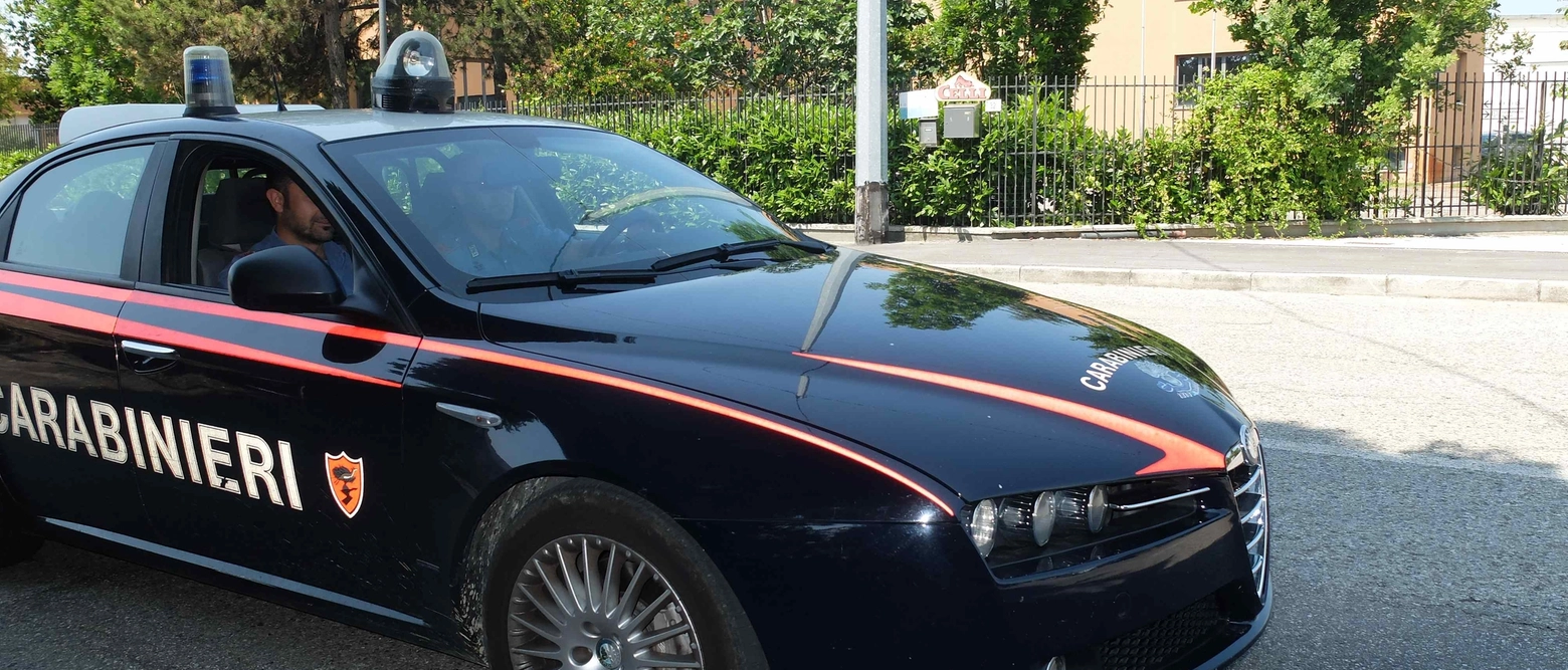 L’aggressione tra viale Marconi e viale Giovanni XXIII. La stazione sempre centro dello spaccio. "I clienti arrivano in treno soprattutto da Pisa ed entrano in pineta dove trovano i fornitori"