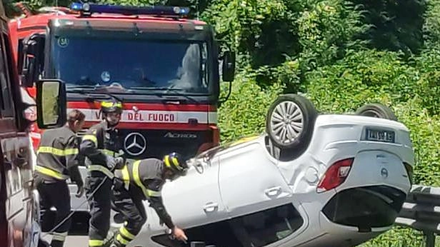 Auto si ribalta Giovane ferito Auto si ribalta Giovane ferito