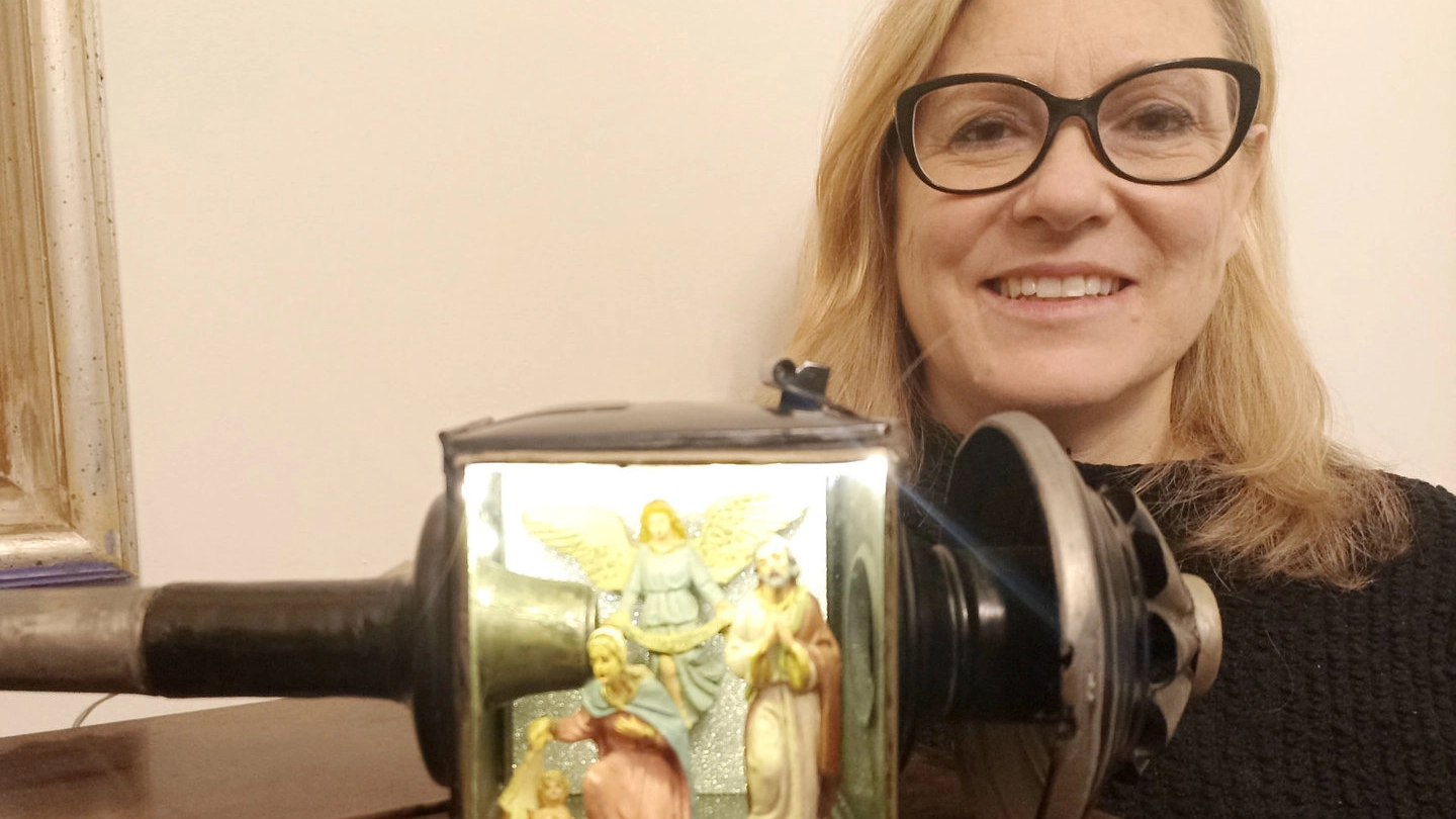 Serena Malapaganti mostra il presepe selezionato per la mostra in Vaticano