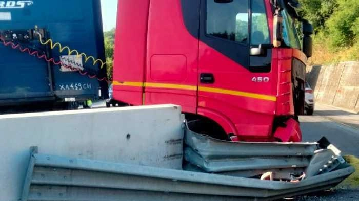 Tir sbanda, paralisi sulla E45 Proteste per i troppi cantieri Tir sbanda, paralisi sulla E45 Proteste per i troppi cantieri