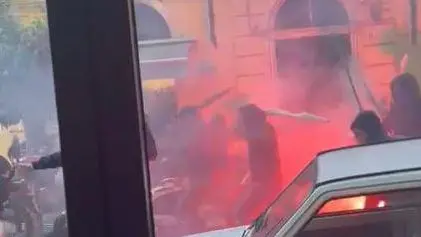 Scontri tra tifosi in centro città I laziali sono arrivati in anticipo Scontri tra tifosi in centro città I laziali sono arrivati in anticipo