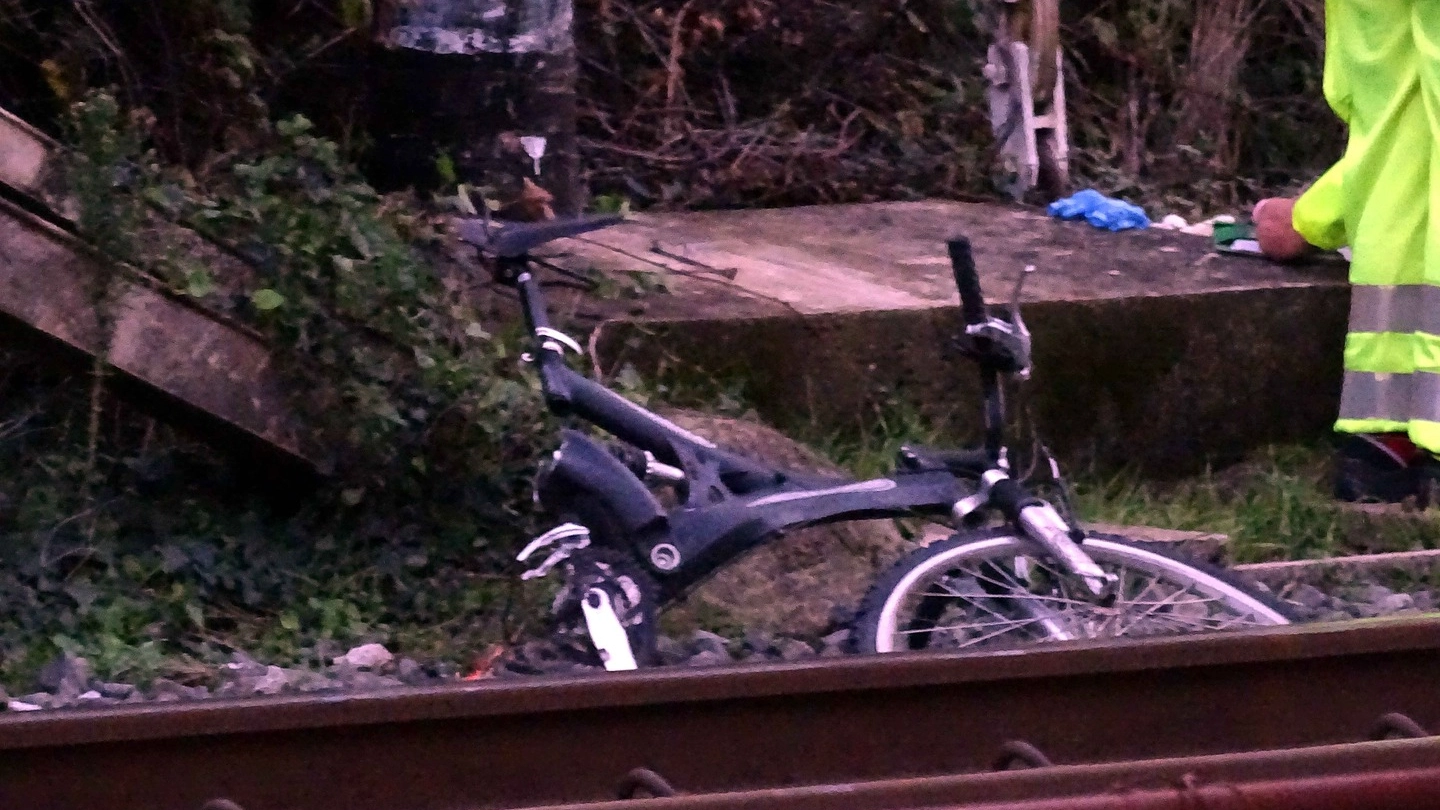 La bicicletta del ciclista travolto dal treno a Viareggio 