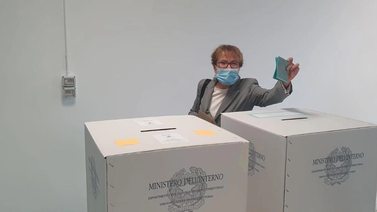 La candidata alla presidenza della regione Toscana del movimento 3v (Vaccini vogliamo verità), Tiziana Vigni ha votato nel seggio di San Gimignano