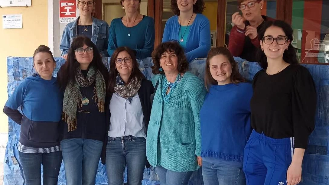 Un abbraccio tutto blu Giornali dipinti in giardino per la Giornata sull’autismo Un abbraccio tutto blu Giornali dipinti in giardino per la Giornata sull’autismo