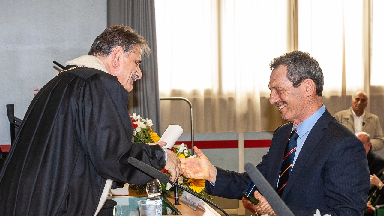 Il professor Mauro Rosi (a destra) riceve l'Ordine del Cherubino Il professor Mauro Rosi (a destra) riceve l'Ordine del Cherubino