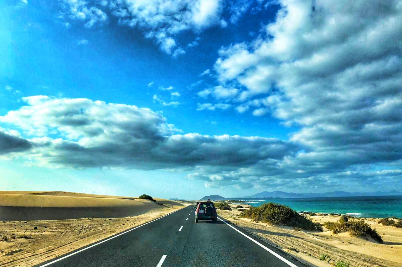 La strada che dall'aeroporto conduce a Corralejo