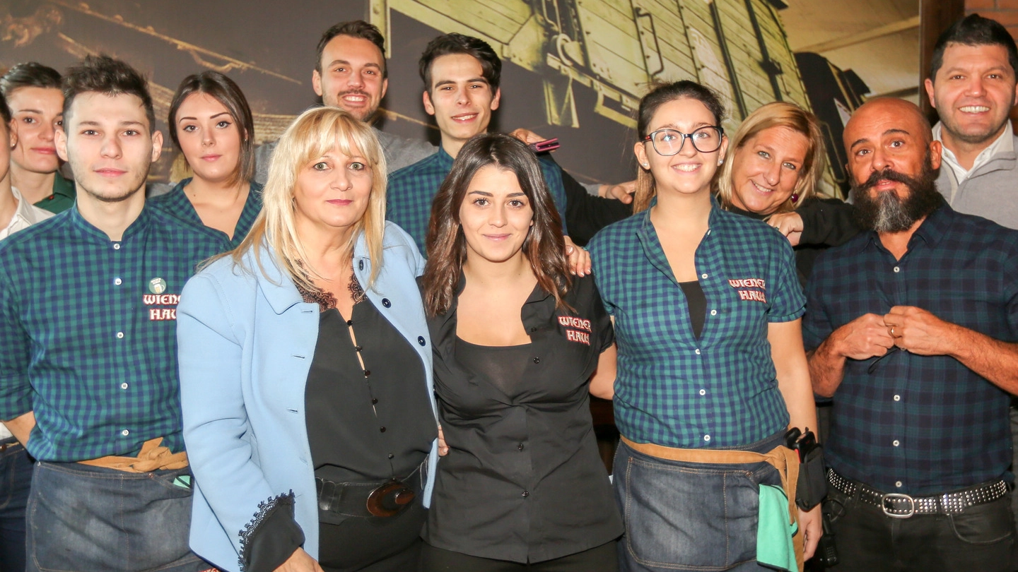 Il gestore del locale, Clara D’Onofrio (in primo piano, con i capelli chiari), insieme allo staff del suo nuovo ristorante 