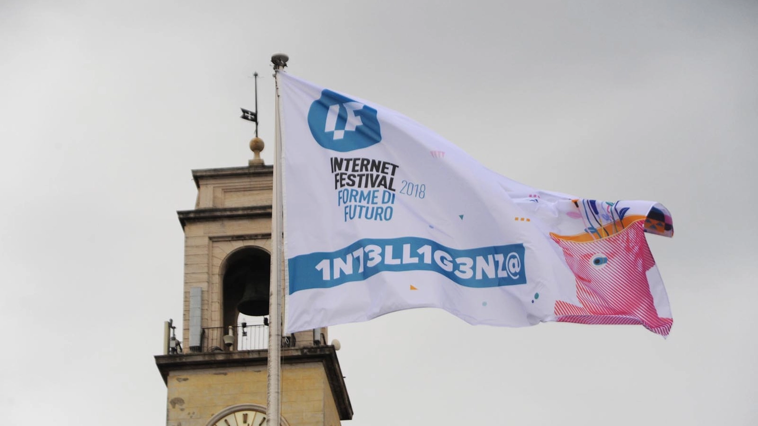 La bandiera di Internet Festival 2018 su Pisa