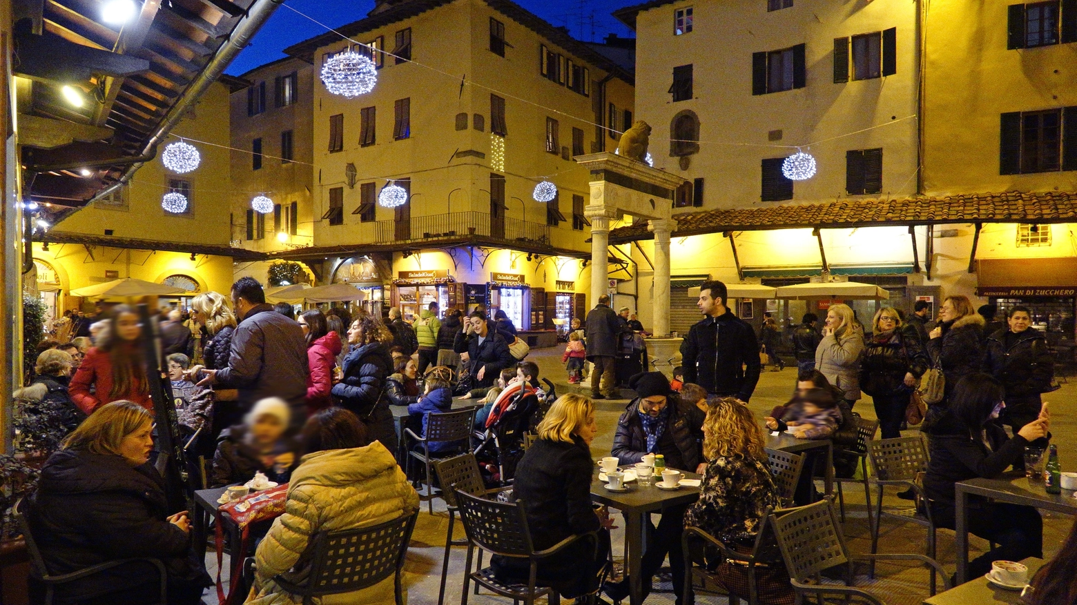 Piazza della Sala affollata in una sera di dicembre (Luca Castellani/FotoCastellani)