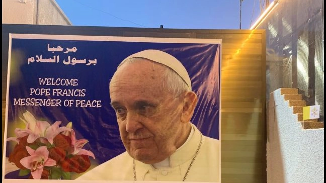 Un messaggio di benvenuto per il Papa (foto Dire)