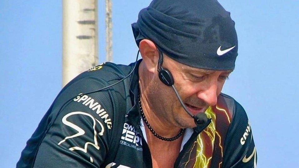 Riccardo Biagini durante una seduta di spinning, disciplina che insegnava