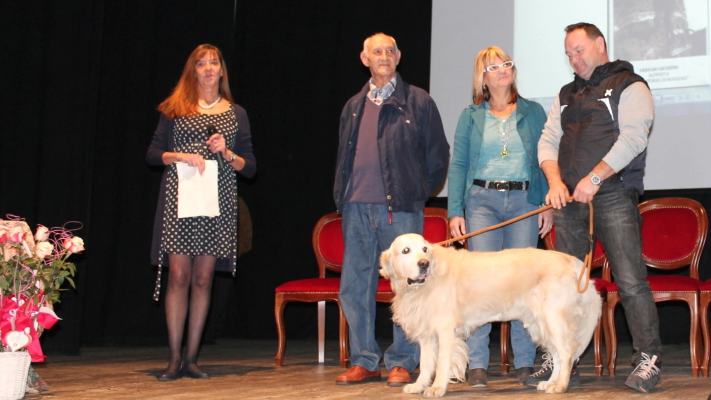 Dik, il cane eroe, durante una premiazione insieme ad Anna Paola Lorenzi (forto di repertorio) 
