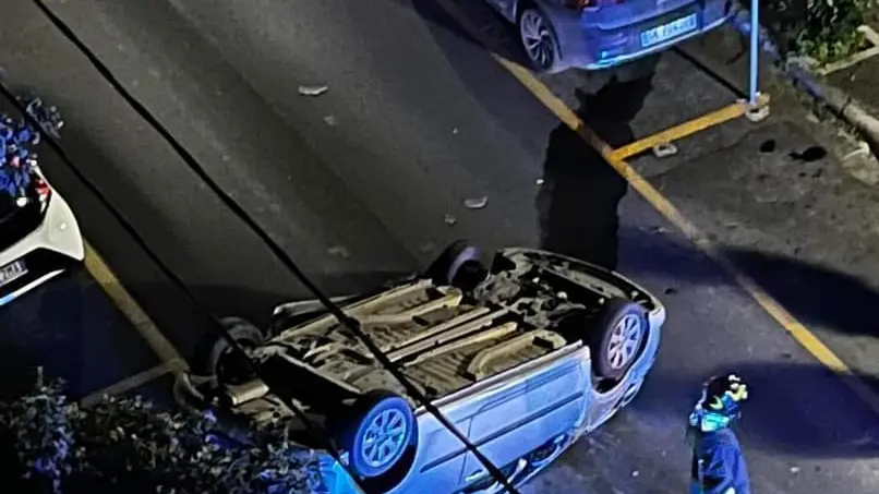 Si ribalta con l’auto in piena notte Giovane di 23 anni esce ammaccato Si ribalta con l’auto in piena notte Giovane di 23 anni esce ammaccato
